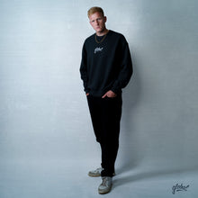 Lade das Bild in den Galerie-Viewer, Classic "global" Sweater