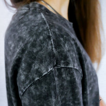 Lade das Bild in den Galerie-Viewer, &quot;global&quot; Acid Cropped Tee
