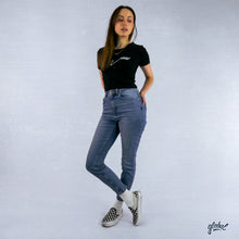 Lade das Bild in den Galerie-Viewer, &quot;global&quot; Swing Cropped Tee
