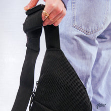 Lade das Bild in den Galerie-Viewer, Oversized &quot;global&quot; Body Bag

