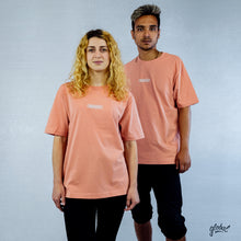 Lade das Bild in den Galerie-Viewer, „BÜRO21“ Clay T-Shirt Unisex
