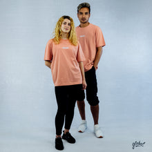 Lade das Bild in den Galerie-Viewer, „BÜRO21“ Clay T-Shirt Unisex
