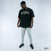 Lade das Bild in den Galerie-Viewer, „global“ College Heavy Tee
